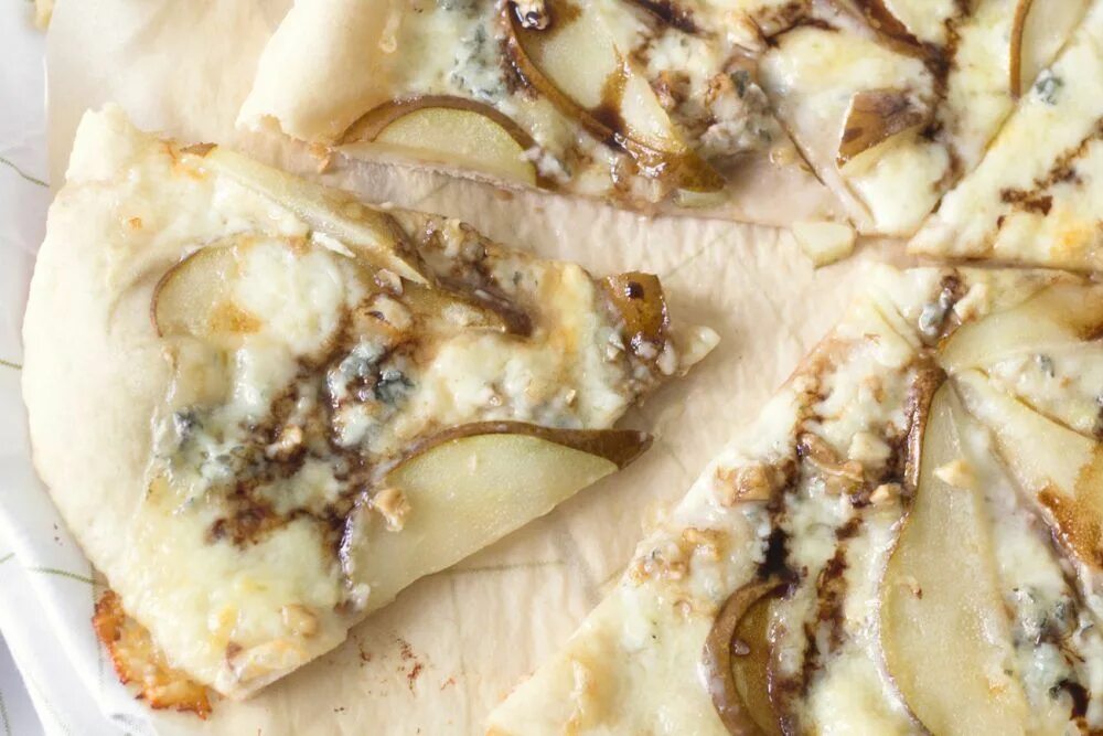 Тарт с грушей и сыром. Пирог с грушей и сыром горгонзола. Пирог горгонзола с грушей. Фило груша горгонзола. Тарт с грушей и сыром бри.