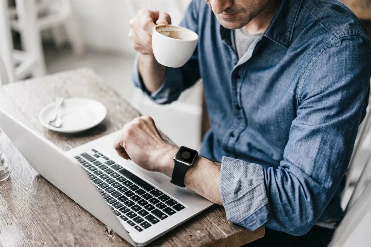 Доброе утро пишет человека. Человек с ноутбуком в кафе. Парень с ноутом в кафе. Мужчина с ноутбуком в кафе. Бизнесмен с ноутбуком.