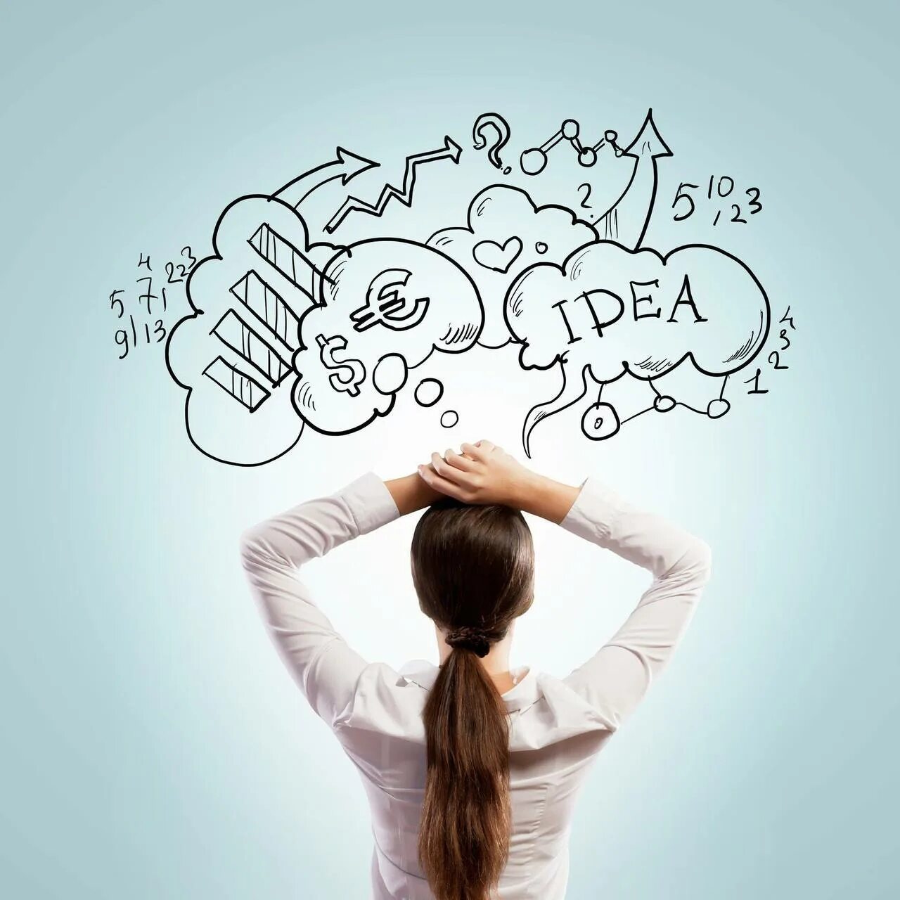 Креативное мышление. Много идей в голове. Доска с уравнениями. Хаотичные действия. Идея в голове.
