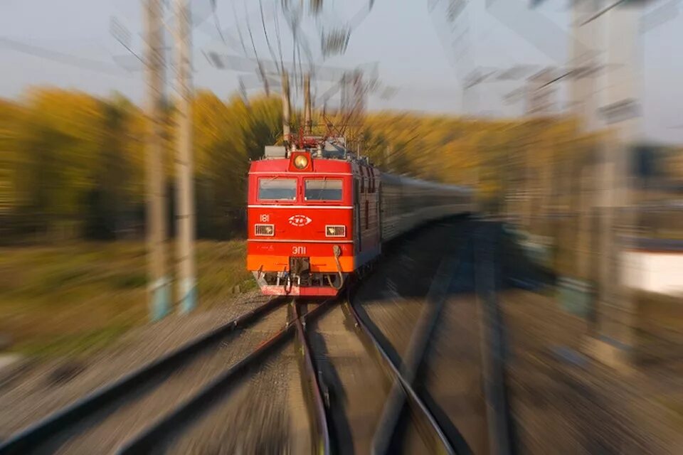 Летнее движение поездов. Осторожно поезд. Поезд опасность. Безопасность движения поездов на Железнодорожном транспорте. Перед поезда.