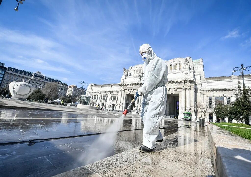 Помощь италии в борьбе с коронавирусом. Итальянцы благодарят россию за помощь. Российский помочь в италии. Российские войска в италии. Гуманитарная помощь россии италии.