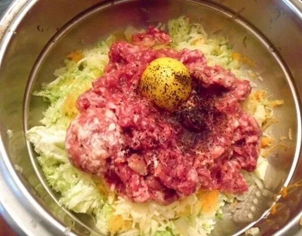 Капуста фарш яйцо. Капуста с фаршем. котлеты с пекинской капустой. котлеты с капустой и фаршем. пекинская капуста с фаршем.