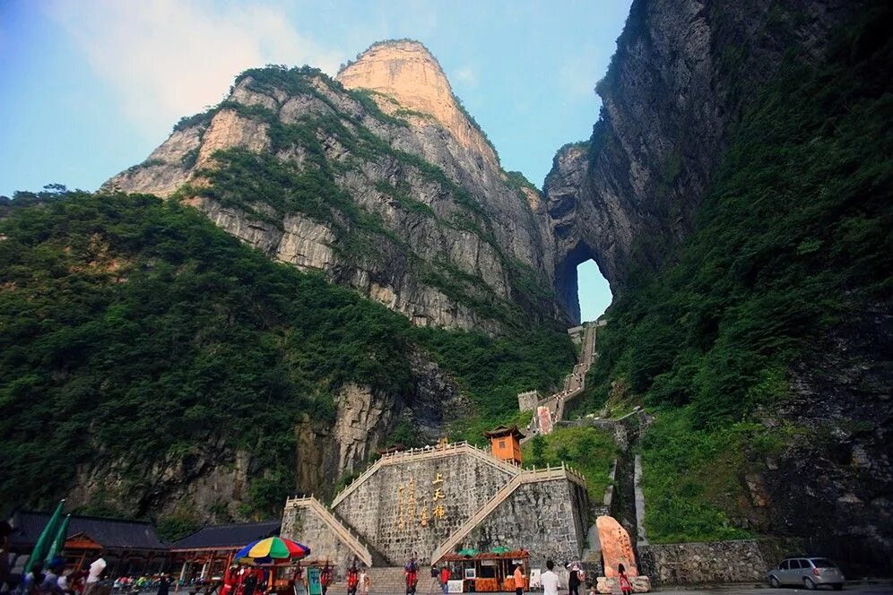 Небесная арка. Тяньмэньшань гора небесные ворота. Пещера небесные врата гора Тяньмэнь. Тяньмэнь небесные врата Китай. Небесные ворота в Китае на горе Тяньмэньшань.
