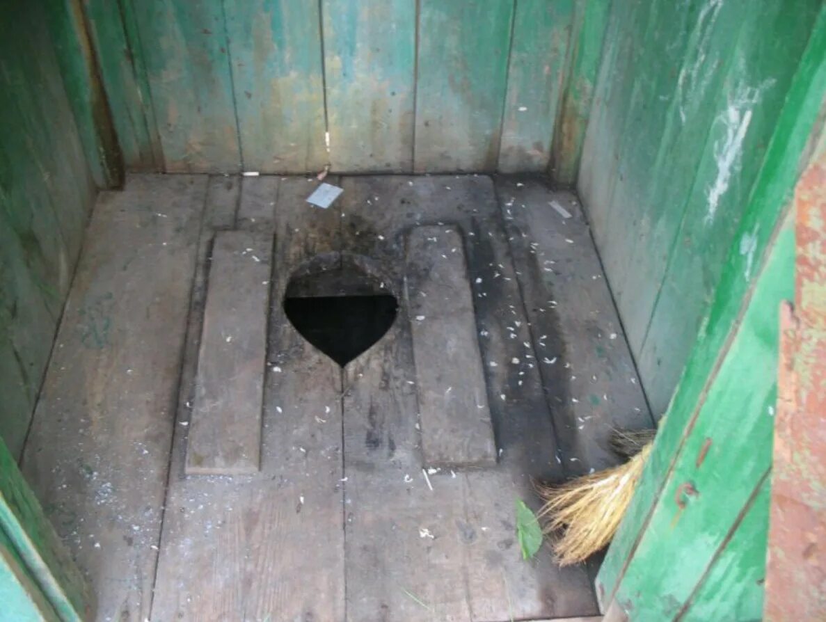 Сельский туалет сектор. Колодец бархут в Йемене. Деревенский туалет. Деревенский туалет внутри. Дырка в деревенском туалете.