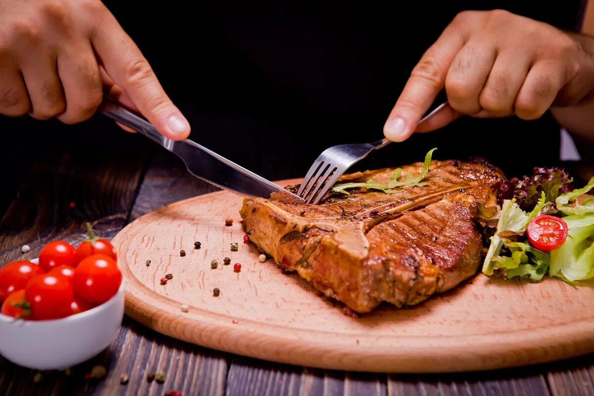 They like meat. Мясной этикет. Человек ест стейк в ресторане.