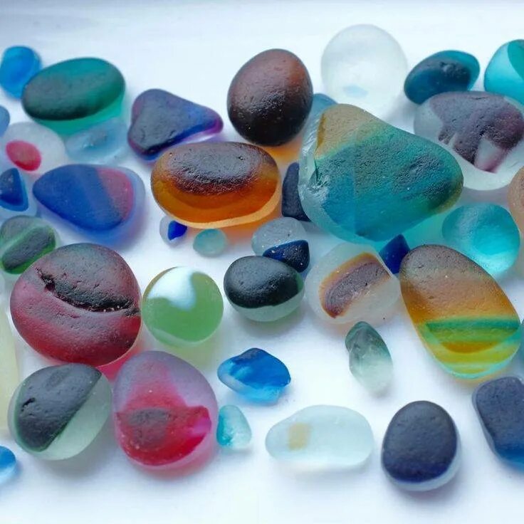 Пирамидки из морских стеклышек. Стеклянные камни морские. Разноцветные стекляшки. Пляж из разноцветных стеклышек. Морское стекло.