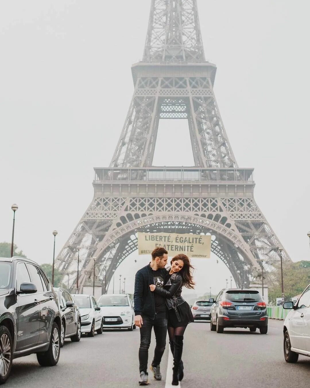 Нужны парижу деньги. Нужен Париж. Когда ты Париж. И кому нужен Париж когда тебя обнимают.