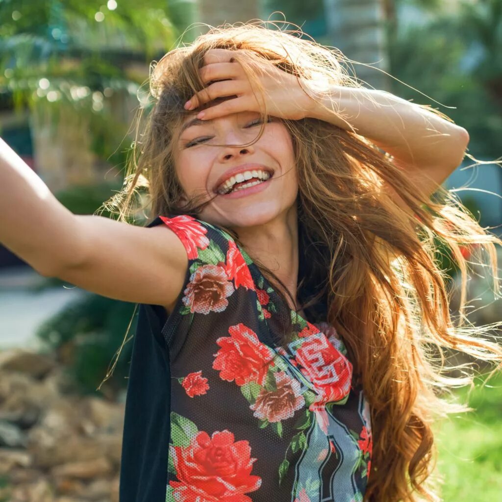 нюхать ромашку. радостная девушка. детям о счастье. живем девочками. девушка с игрушкой.