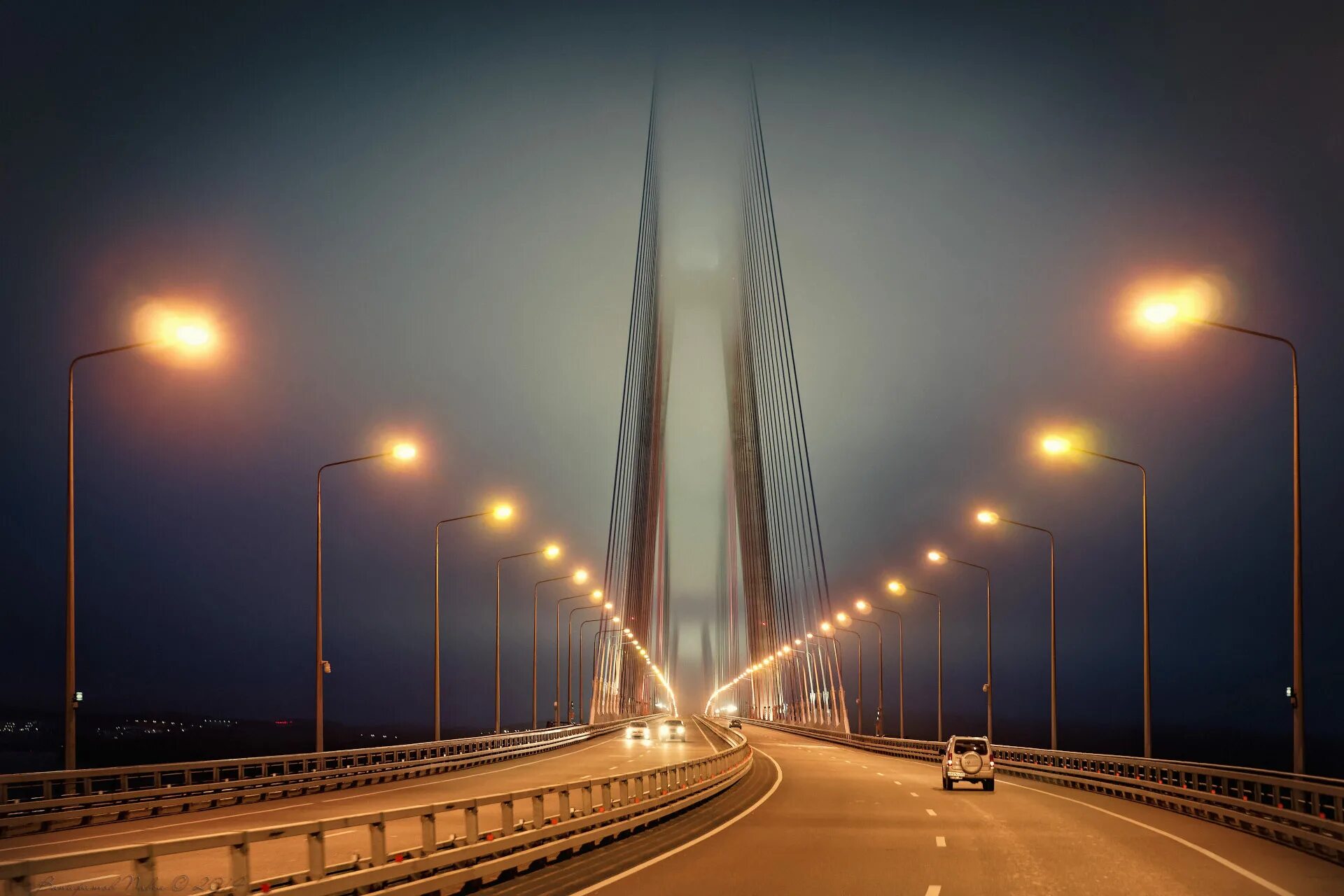 Освещают нам дорогу свысока. Золотой мост во Владивостоке подсветка. Освещение дорог. Дорога мост. Ночная дорога.