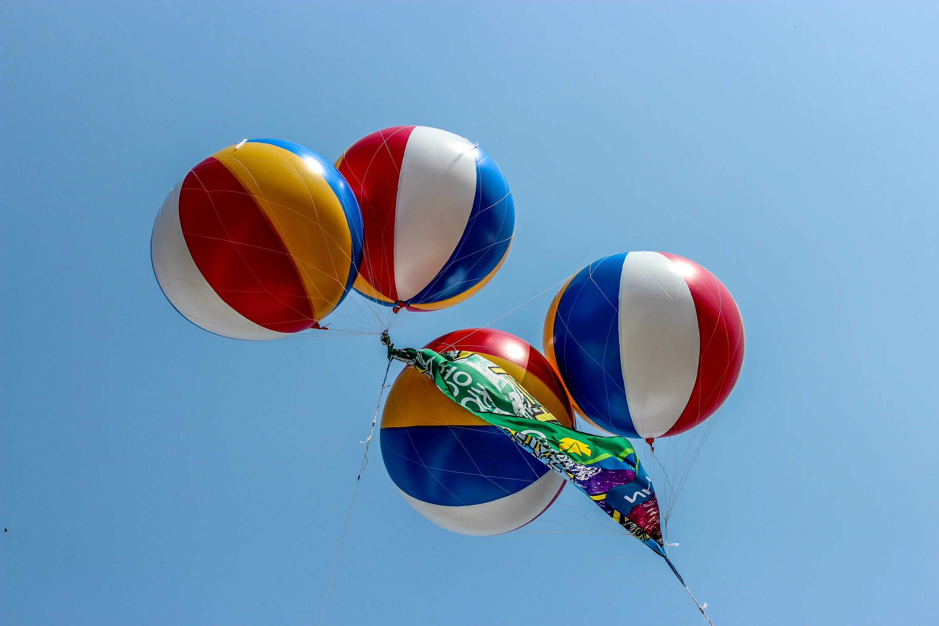 Flying balloon. Воздушные шары. Воздушный шар ветер. Шары надувные. Шары воздушные в воздухе.