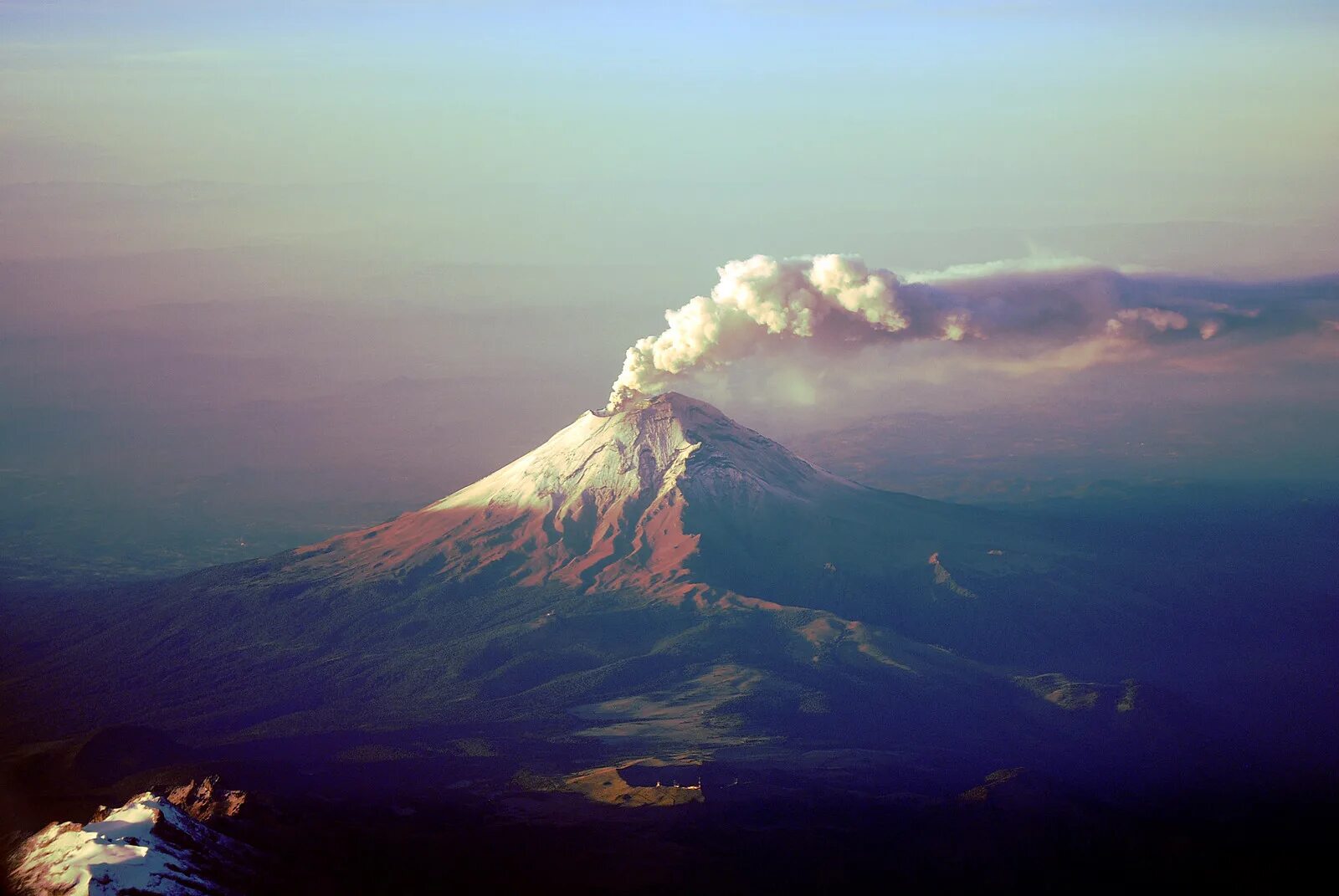 Мексика вулкан Попокатепетль. Вулкан Попокатепетль извержение. Гора Попокатепетль. Мехико вулкан. Вопреки известных представлений вулкан не всегда выглядит