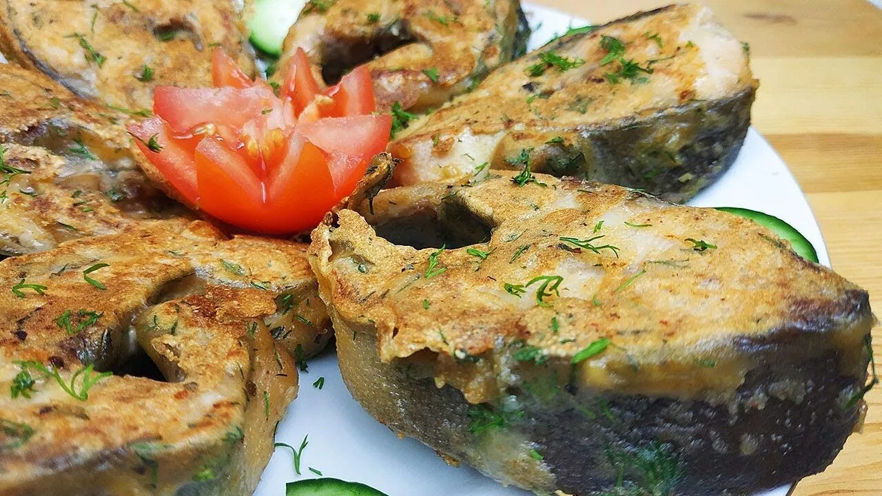 Рецепт вкусно пожаренной горбуши. Горбуша на сковороде. Горбуша жареная на сковороде сочная. Рыба горбуша на сковороде. Фаршированная горбуша на сковороде.