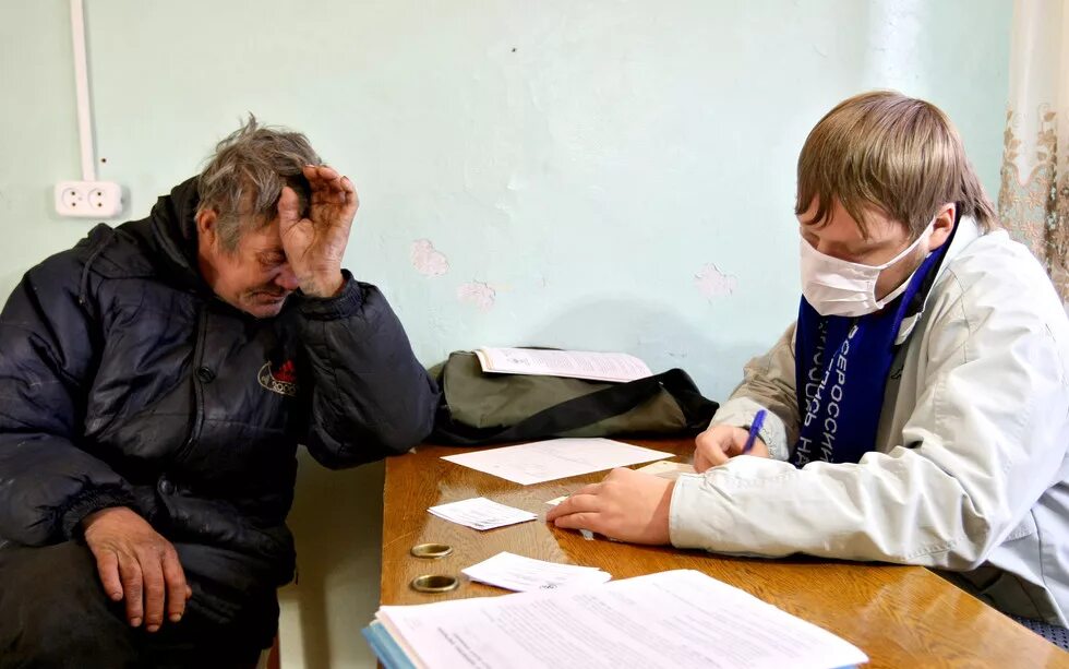 волонтеры помогают бездомным. лица без определенного места жительства. технологии социальной работы с бомжами. социальный работник и бездомные. алгоритм работы с лицами бомж.