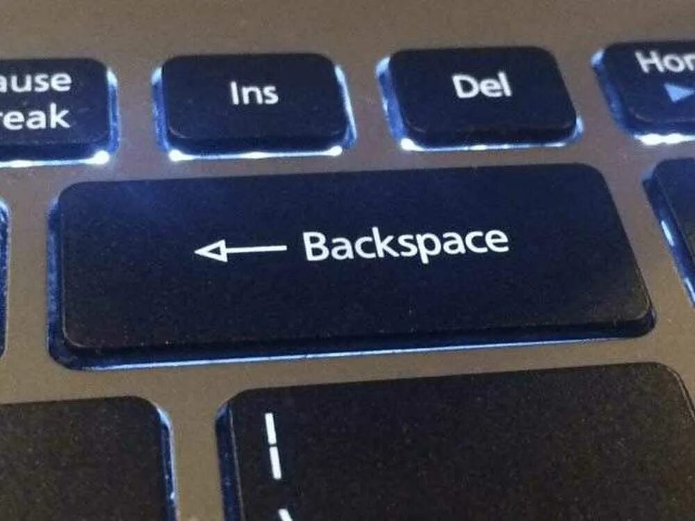 Что такое Backspace на клавиатуре компьютера. Кнопка Backspace. Клавиша бэкспейс. Клавиатура кнопка баксеейс.