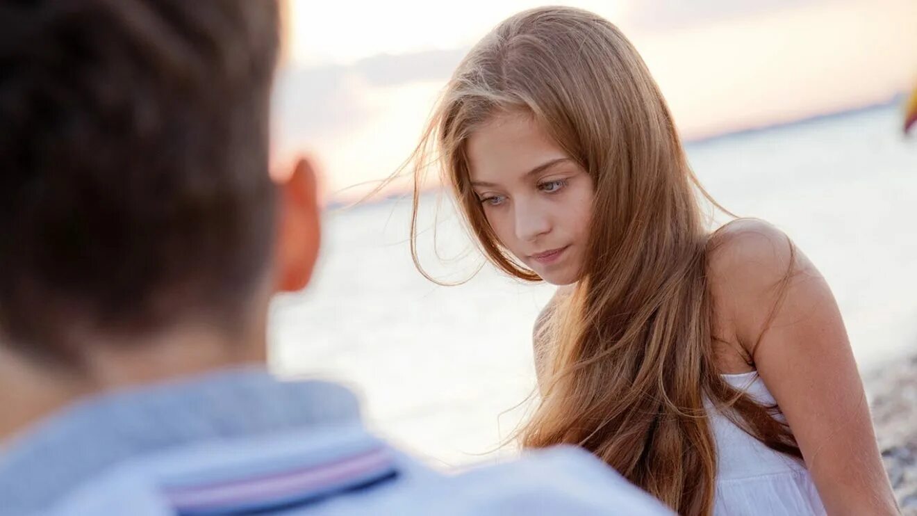 блондинка алекс грей. поцелуй парня и девушки. мужчина дарит цветы девушке. любовь подростков 12 лет. летний поцелуй.