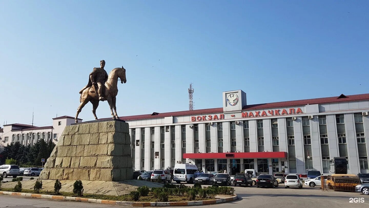 Махачкала окрестностях. Памятник Махачу Дахадаеву в Махачкале. Памятник Махачу Дахадаеву. Махач Дахадаев памятник. Памятник на вокзале Махачкала.