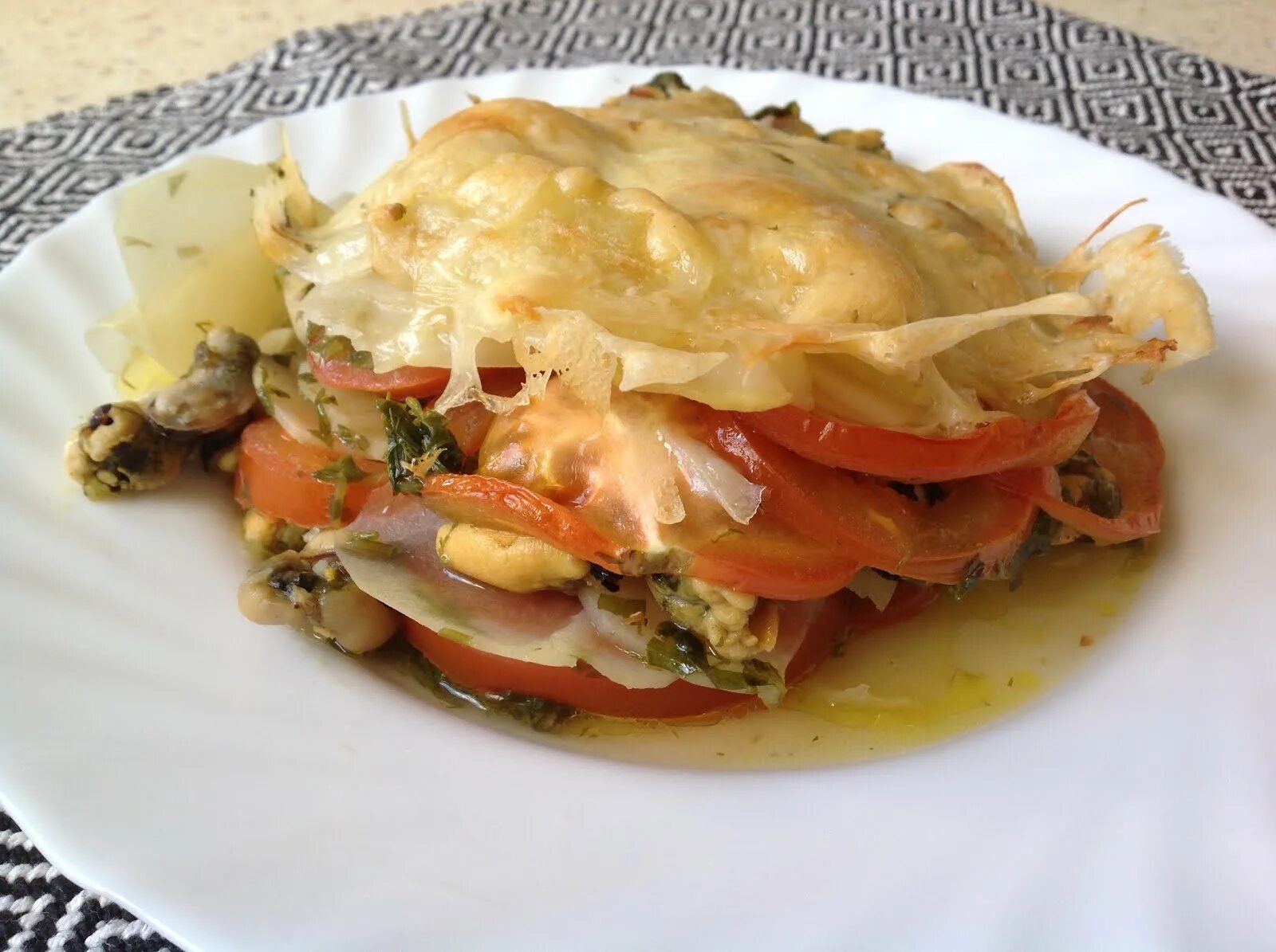 Мидии с помидорами и сыром. Мидии в соусе маринара. Мидии закусочные. Мидии с помидорами и сыром. Мидии.