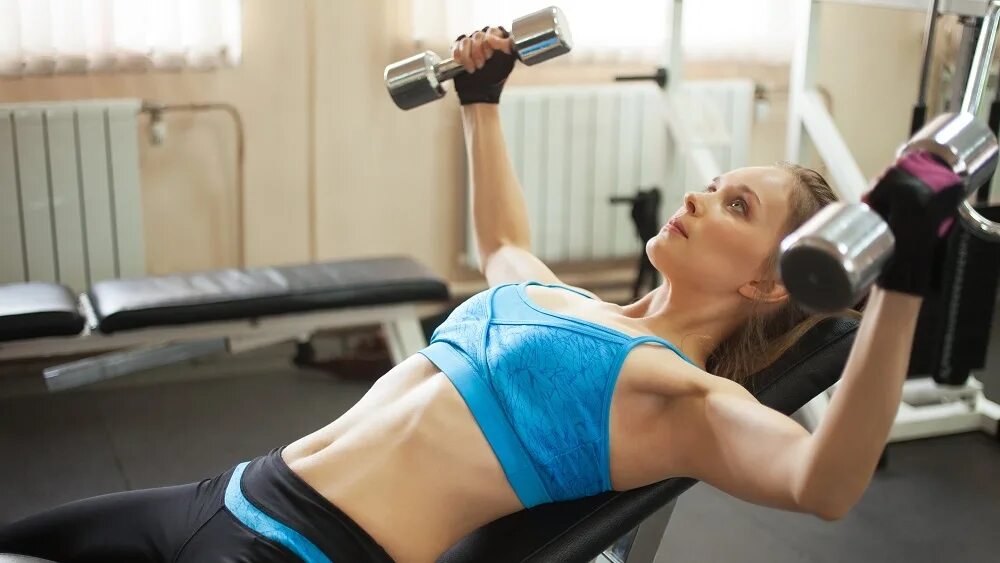 Красивые девушки в зале. Как накачать мышцы девушке. Упражнения в зале для девушек. Подъем ног в висе на перекладине. Как накачать мышцы девушке.