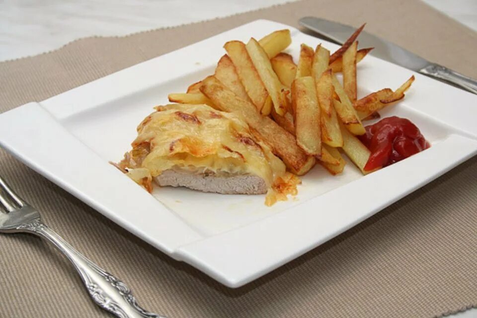 Мясо по французски. Корейка по французски. Какой гарнир подходит к мясу по-французски. Корейка по французски. Мясо по-французски с помидорами и сыром.