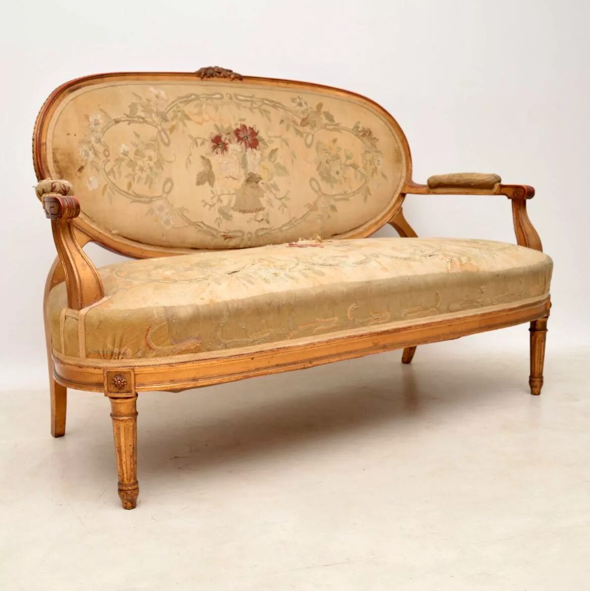 Старина диван. Софа старинная. Старинный диванчик. Антикварный диван. Старинная мягкая мебель.