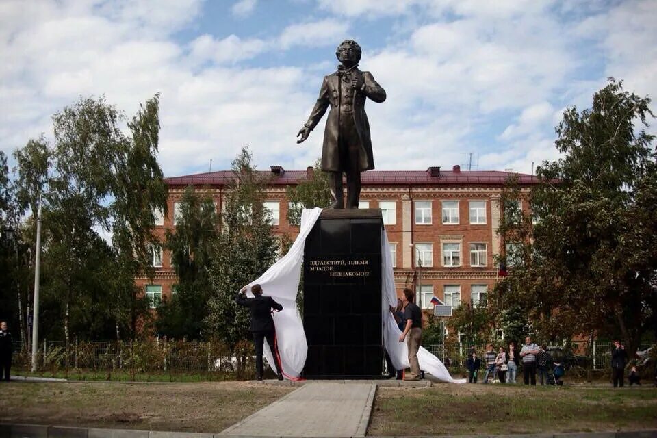 В орехово зуево или в орехове зуеве. Памятник пушкину в орехово-зуево. памятники орехово-зуево пушкина. памятник пушкину в городе орехово-зуево. монумент в орехово зуево.