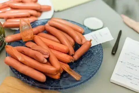 Сосиски кушаешь