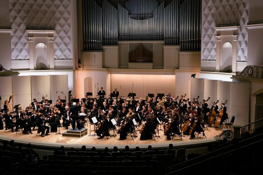 Чайковский филармонический оркестр. Симфонию исполняет симфонический оркестр. Что такое симфония и симфонический оркестр. Шостакович ленинградская симфония филармония. Ueberschall симфонический оркестр.