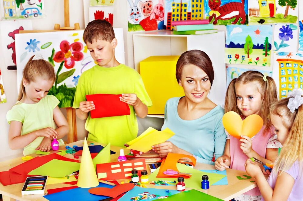 Воспитатель в садике. Красивые воспитательницы садика. Питательница в детском саде. Дети обнимают воспитателя. Красивая воспитательница.