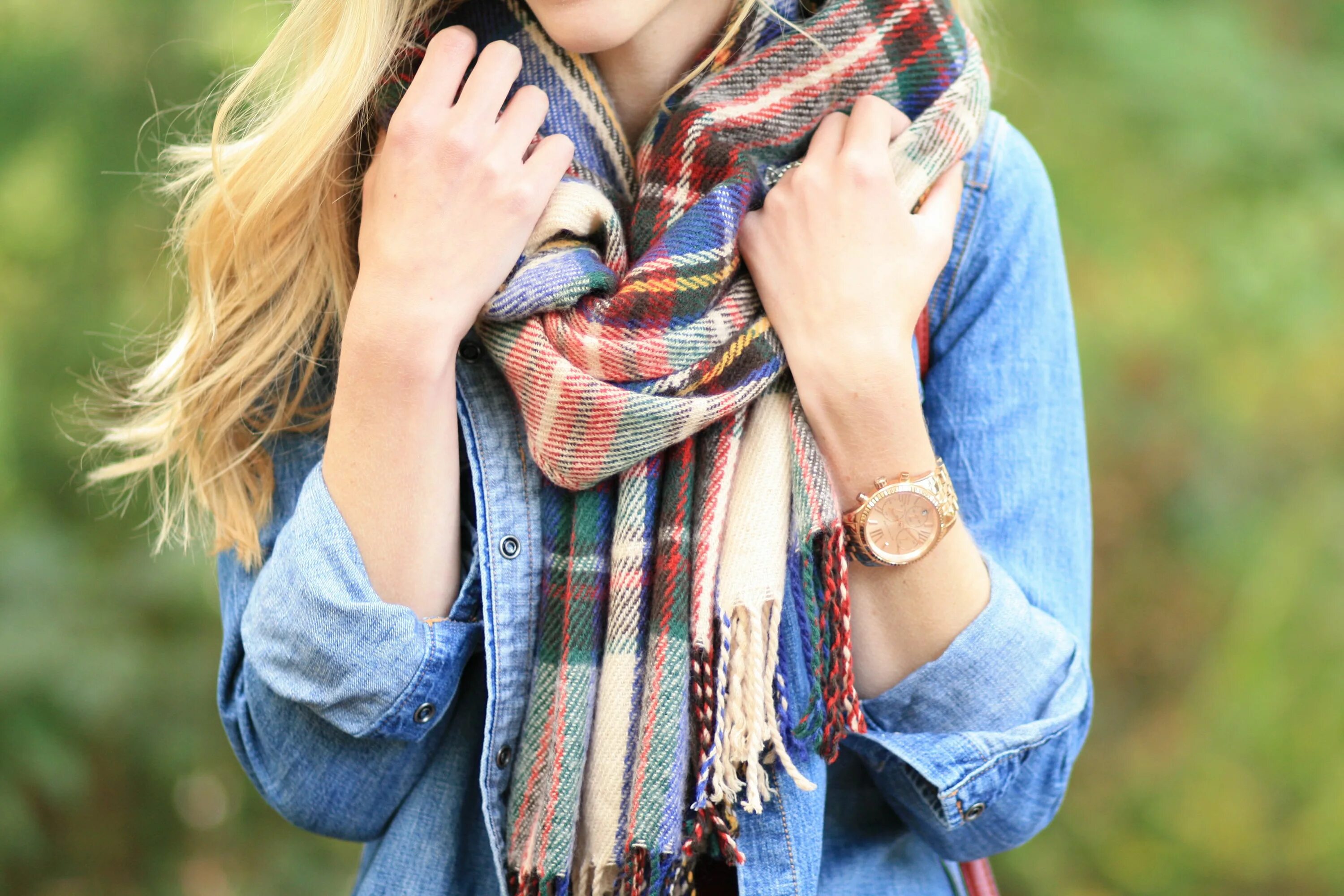 Девушка в шарфе фото. Scarf girl. Шарф. Фотосессия с шарфом. Стильная женщина.