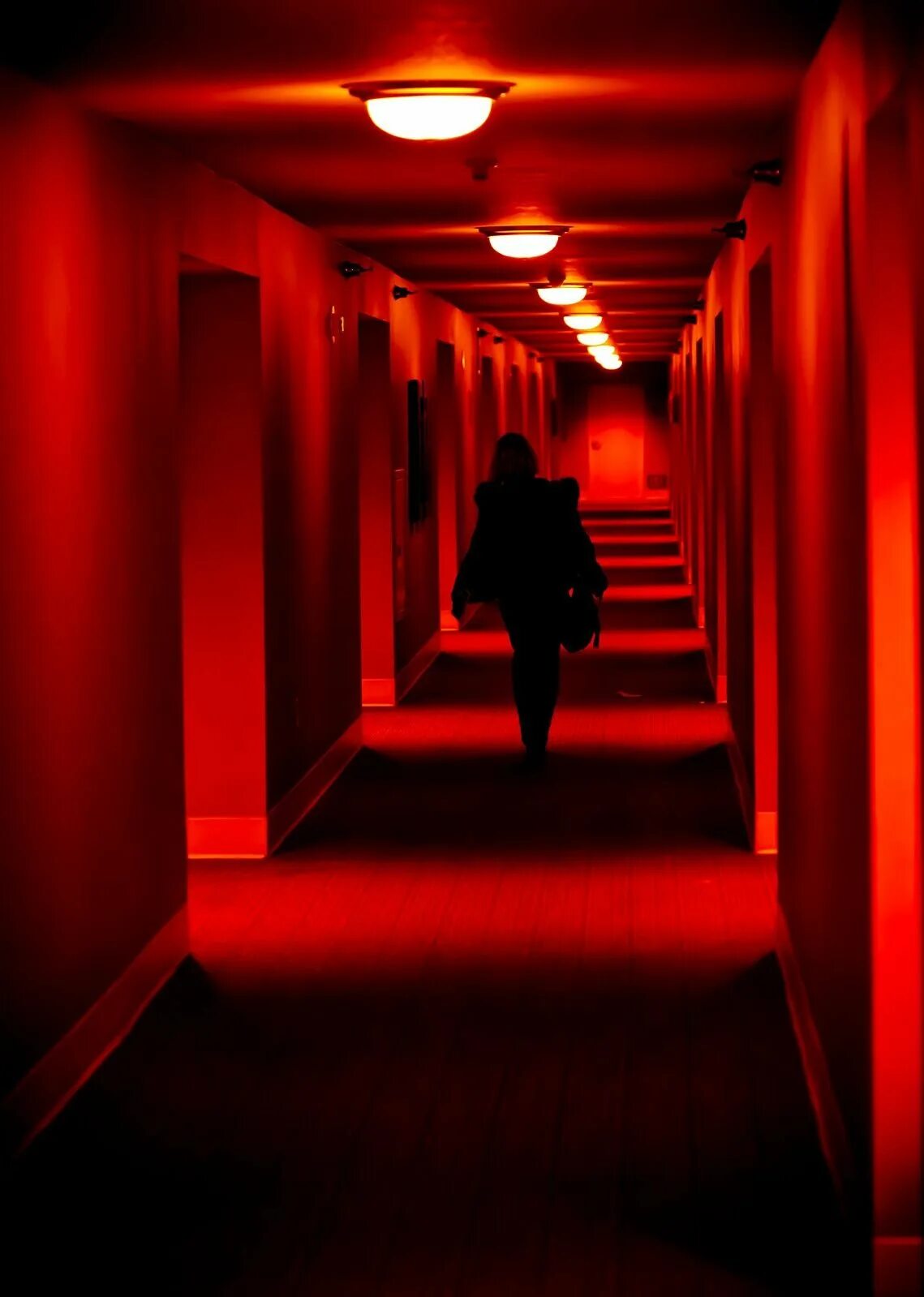Красное освещение в коридоре. Коридор с красным светом. Красный свет в комнате. Неоновый коридор. Радуга при красном освещении