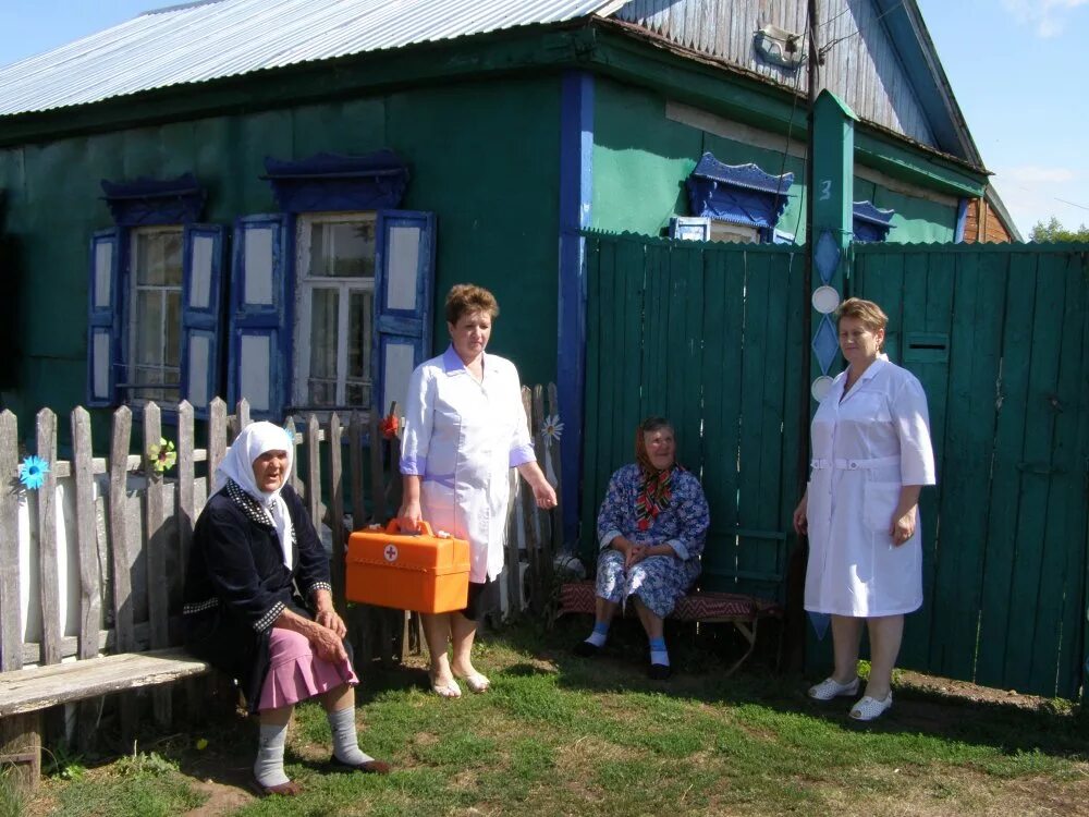 Фельдшер сельский врач. Жители сельской местности. Врач в сельской местности. Сельский врач в деревне. Медики в сельской местности.