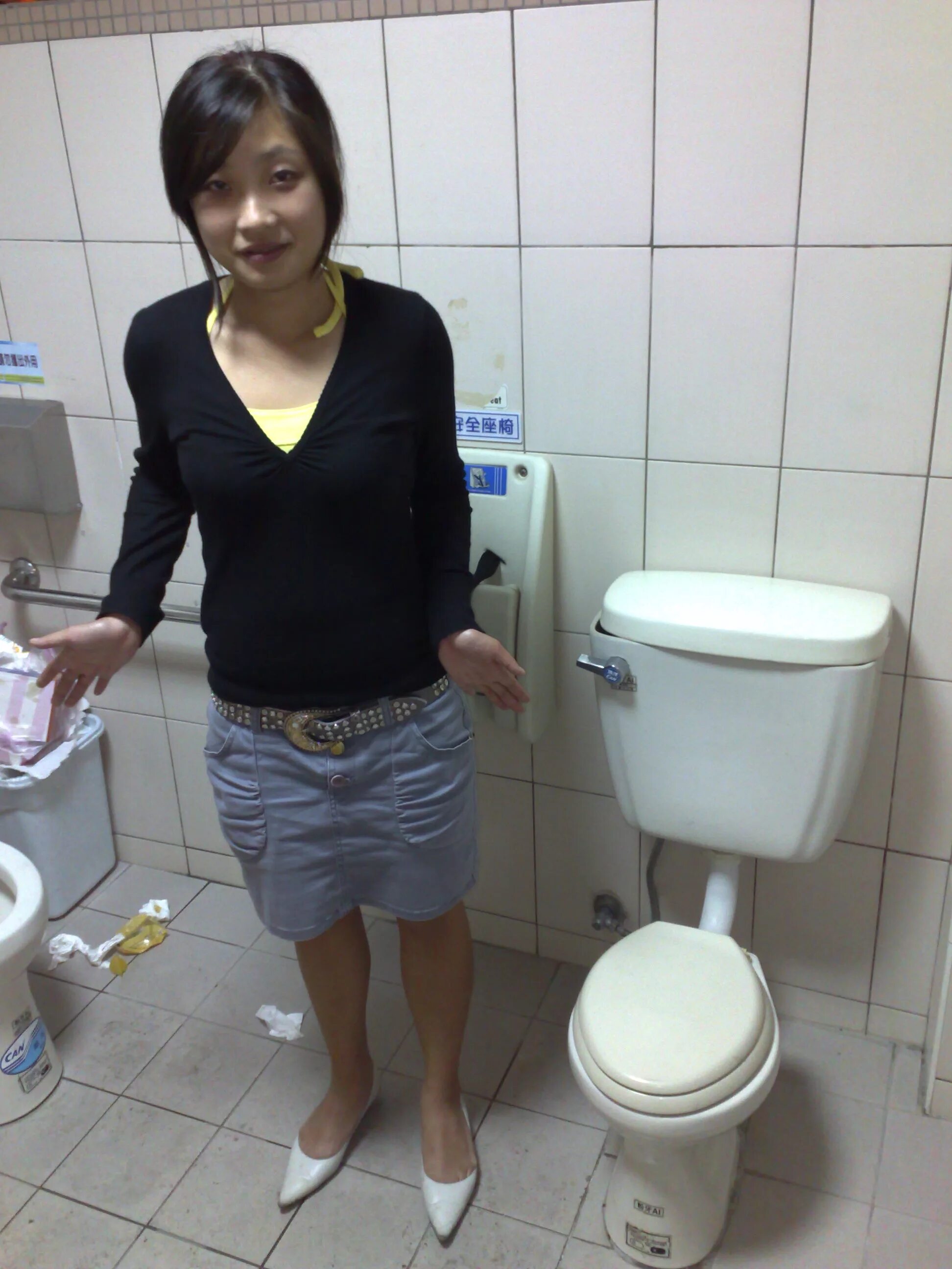 Девушки в туалете на улице. Девочка в туалете. Туалет азиатского типа. Красивая девушка в туалете. Азиатский унитаз.