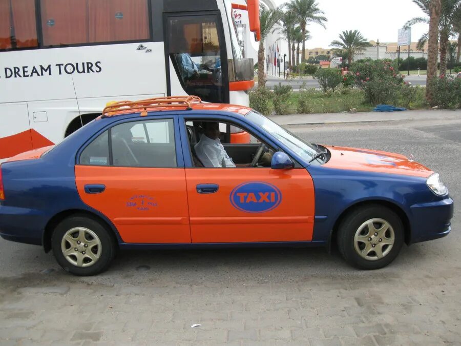 Такси в египте. Машины в египте. Такси гарден бей в шарм. Махачкала аэропорт такси. Такси в хургаде приложение.