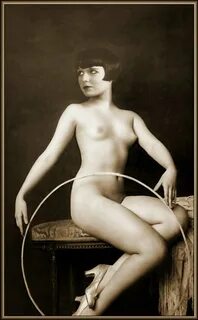 1920's Era Nude Ziegfeld Follies Actress Louise Brooks image 0.