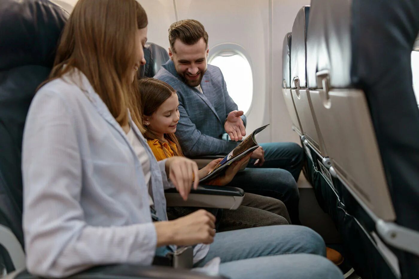 Самолет. Пассажиры с детьми в самолете. Место для ног в самолете. Самолет для детей.