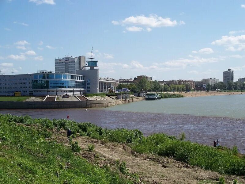 Омск находится на реке. Река иртыш омск. Город омск река иртыш. Город омск река иртыш. Омск слияние рек иртыша и оми.