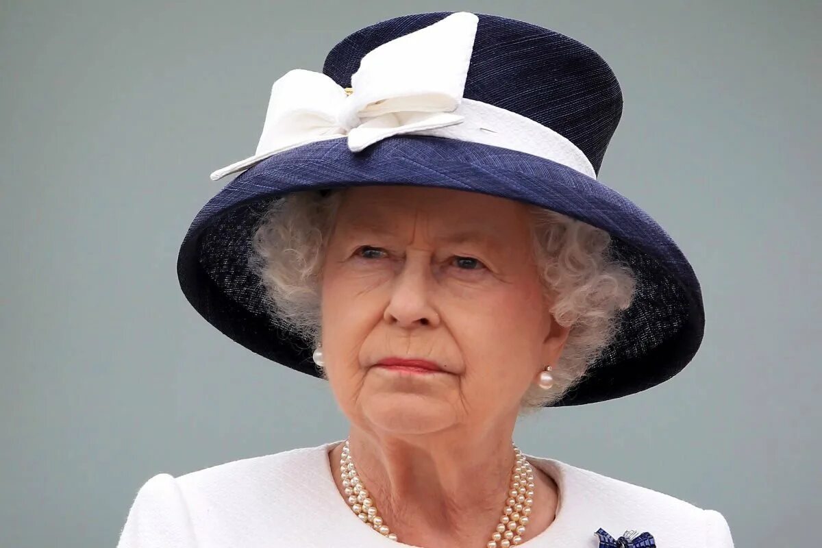 Королева великобритании на скачках аскот. Королевские скачки royal ascot 2018. Шляпки королевы елизаветы. Шляпки елизаветы 2. Королева елизавета 2021.