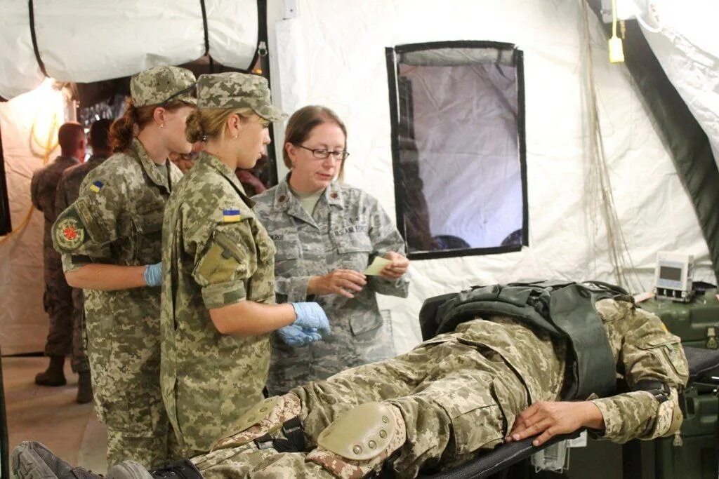 Раненые украинские военные. Военный госпиталь солдаты. Раненые российские солдаты. Раненым сколько дают
