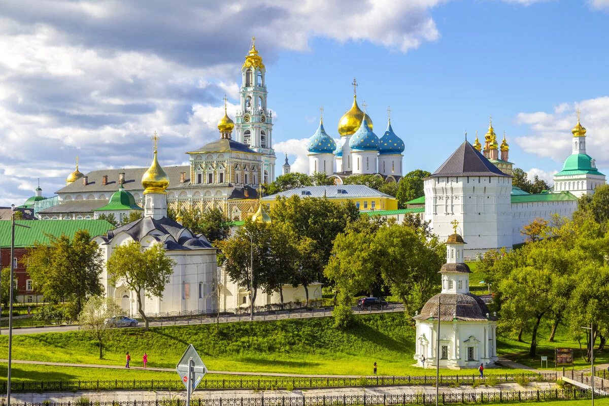 Свято троицкий москва. Монастырь Троице-Сергиева Лавра. Троицкий монастырь (Троице - Сергиевой Лавра). Лавра Сергиев Посад. Архитектурный ансамбль Троице-Сергиевой Лавры.