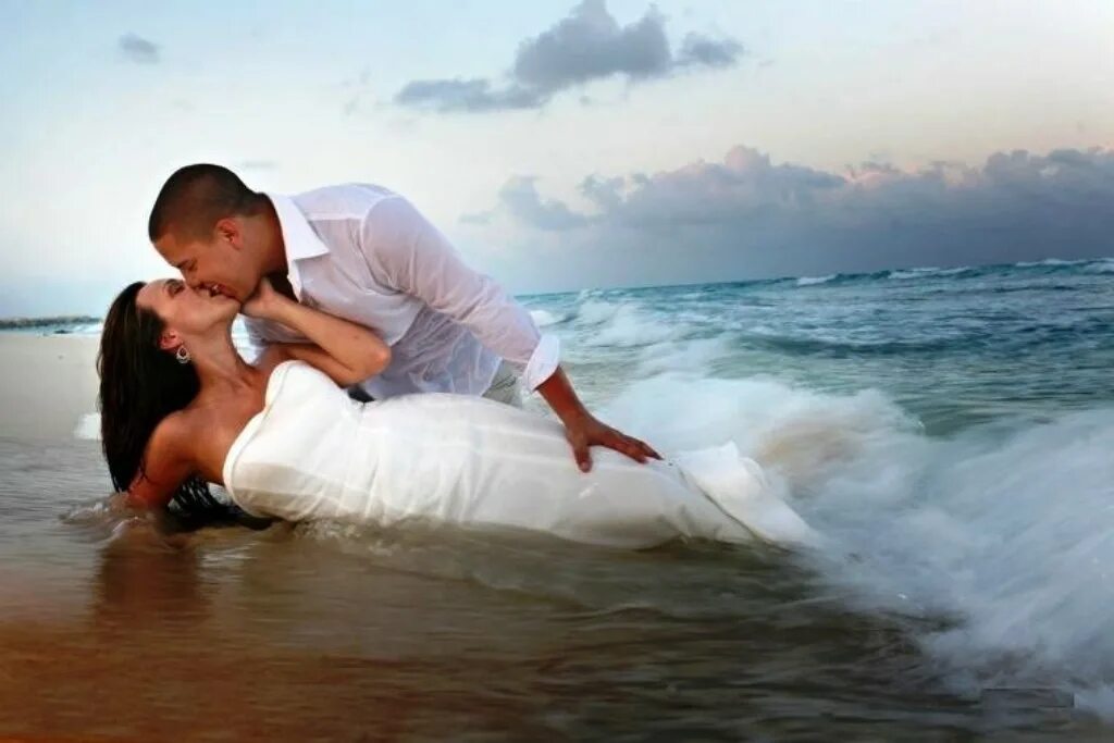 Влюбленные на берегу моря. Море любви. Морская любовь. Двое у моря. Как хочется быть женой