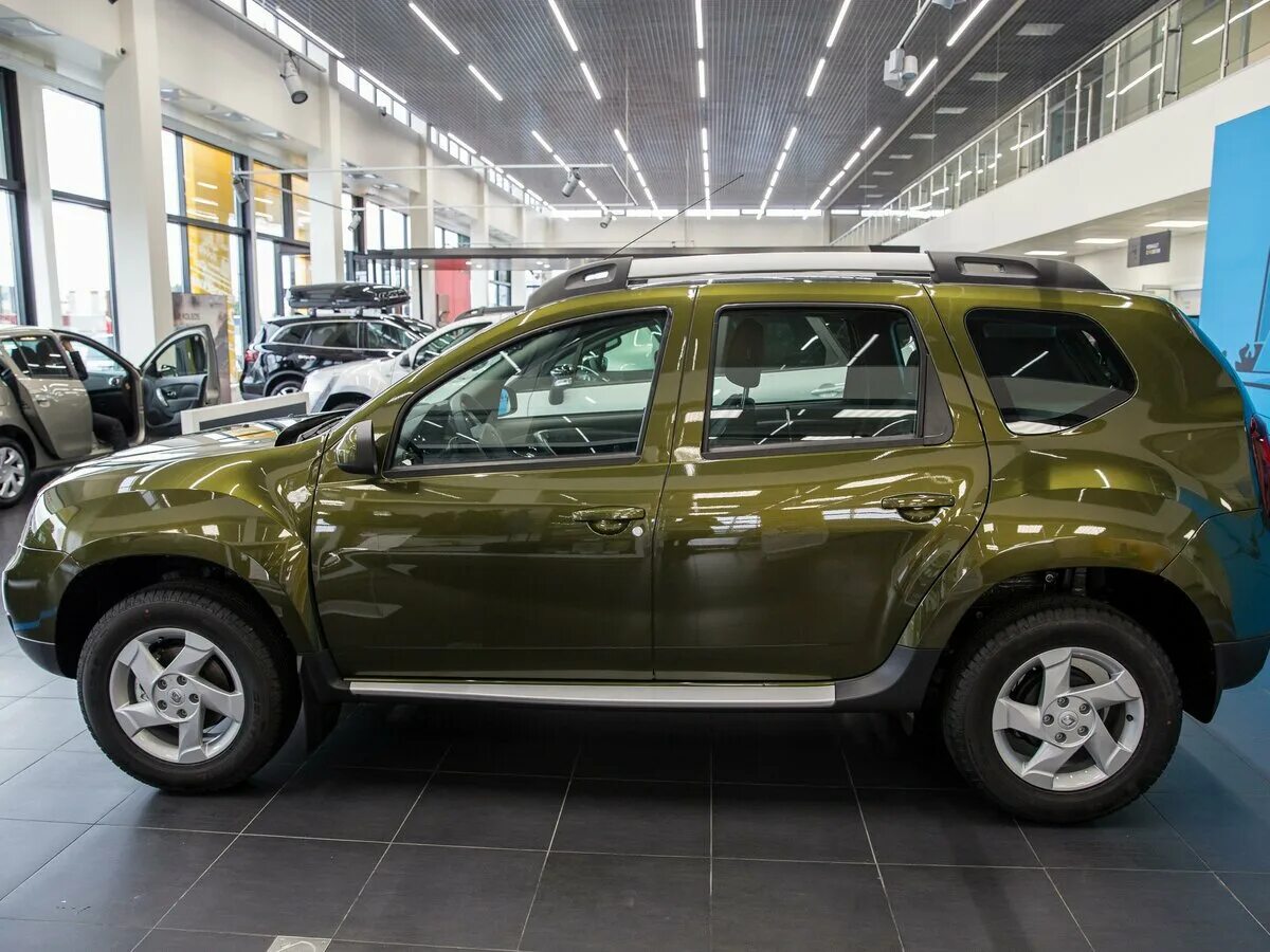 Купить дастер в салоне новый. Renault Duster 2015 зелёный. Renault Duster 2021 зеленый. Renault Duster 2018 зеленый. Ренаулт Дастер зеленый.