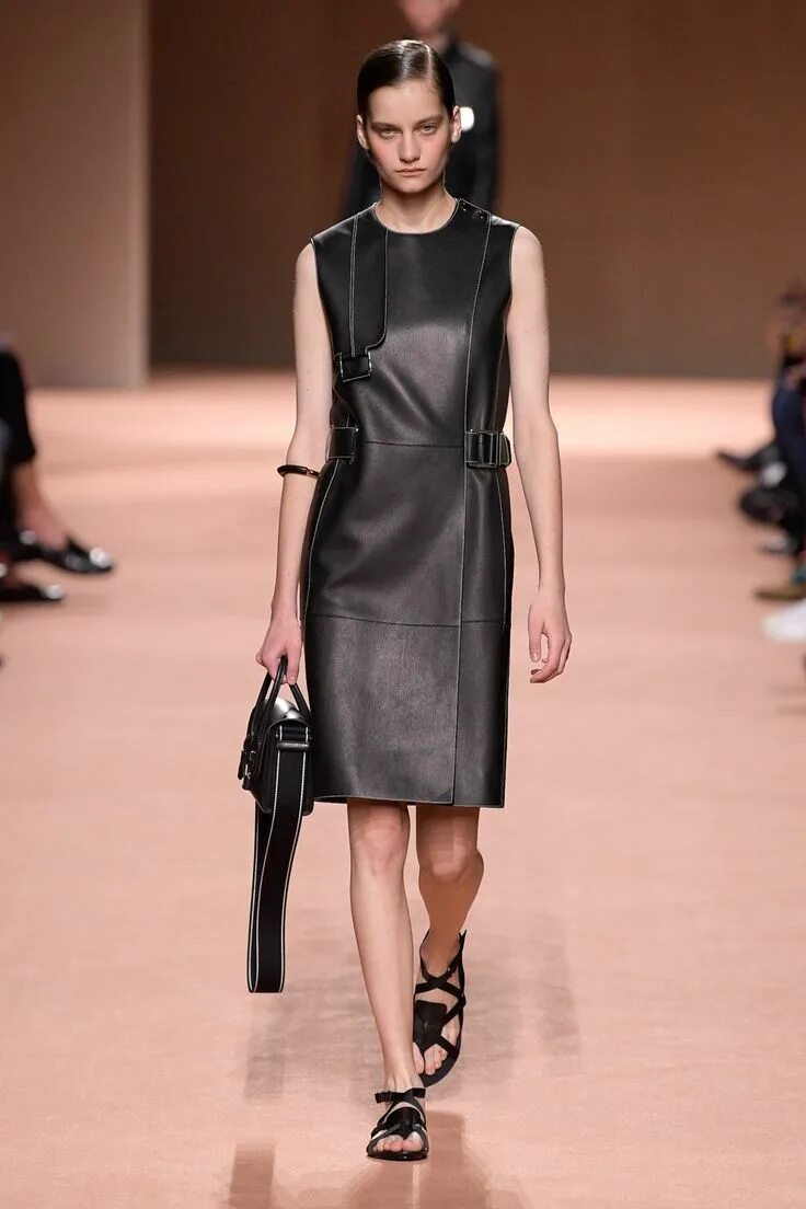 Какая кожа в моде. Коллекция хермес 2025 кожа. платье hermes 2025-2025. кожаное платье хермес. кожаное платье 2025 hermes.