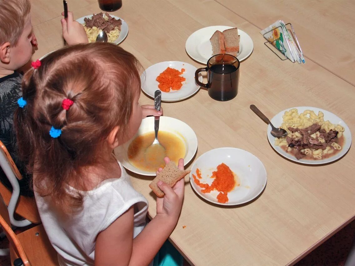 Питание в детском саду. Питание детей в детском саду. Обед в детском саду. Дегустация еды в садике родителями.