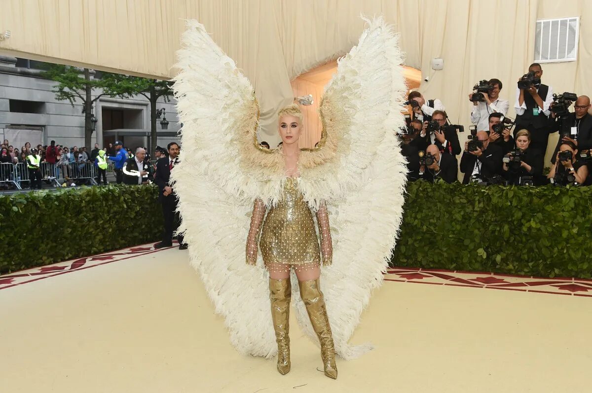 Мета 2018. Мет гала 2018. джей ло мет гала. кэти перри met gala. мет гала 2025 кетти пэри.