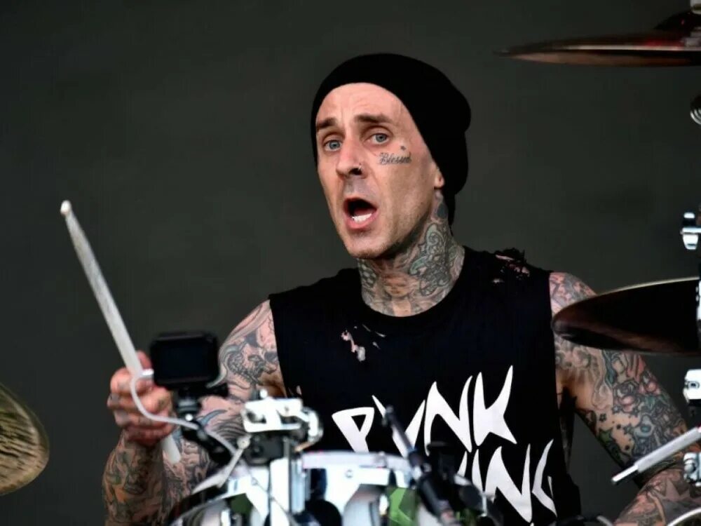 Блинк репер. Трэвис баркер blink 182. трэвис баркер блинк 182. барабанщик travis barker. барабанщик blink 182.