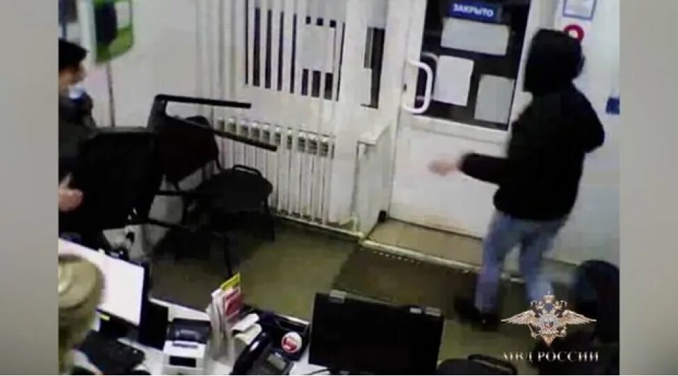 грабители. кассиру угрожают. микрозаймов. ограбление офиса микрозаймов. ограбление офиса микрокредитной организации.