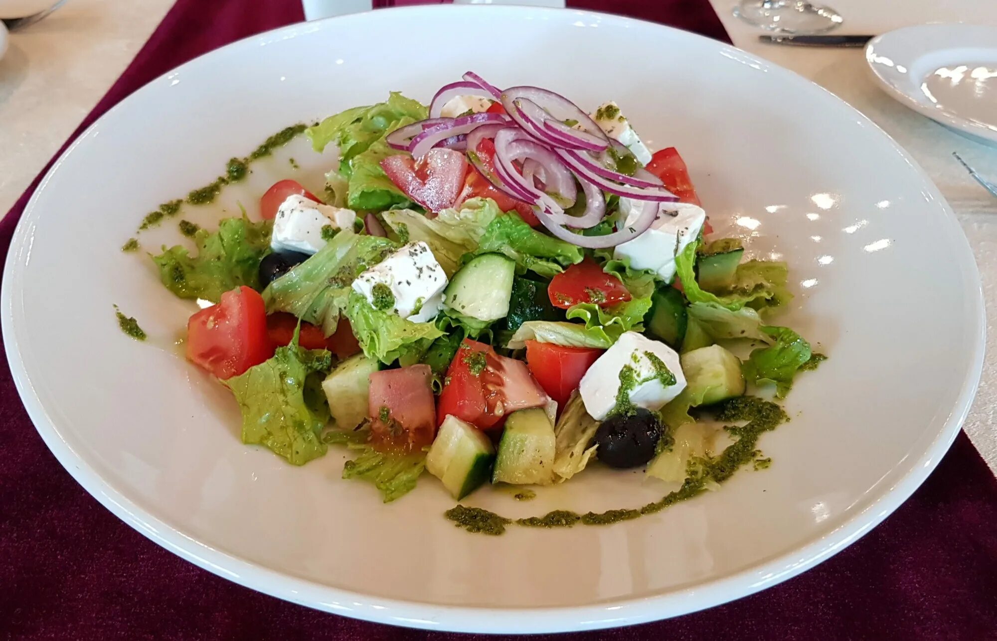 Греческий вкус. Салаты в кафе. Греческий салат подача в ресторане. Кафе встреча Алейск. Салат греческий фото ресторан.
