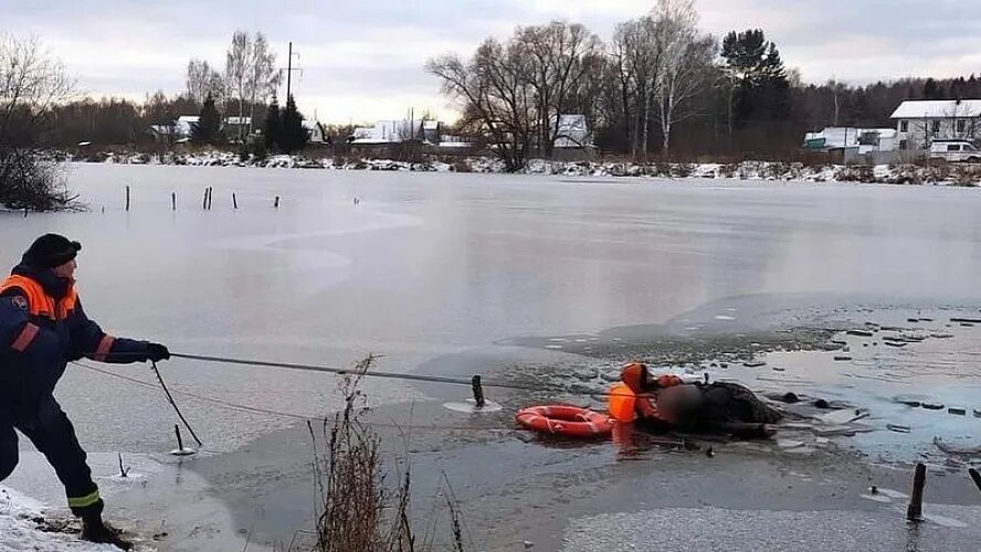 Рыбаки на льду безымянного в Красном селе. Рыбаки на льду в целлофане. Оторвало лед с рыбакми. Утонувшие зимой