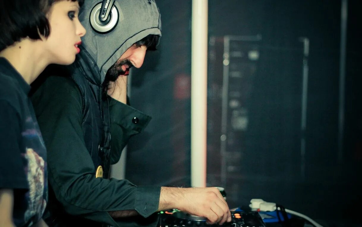 Ethan Crystal Castles. Итан Кэт. Leni Crystal Castles обложка. Ethan Kath Crystal Castles.