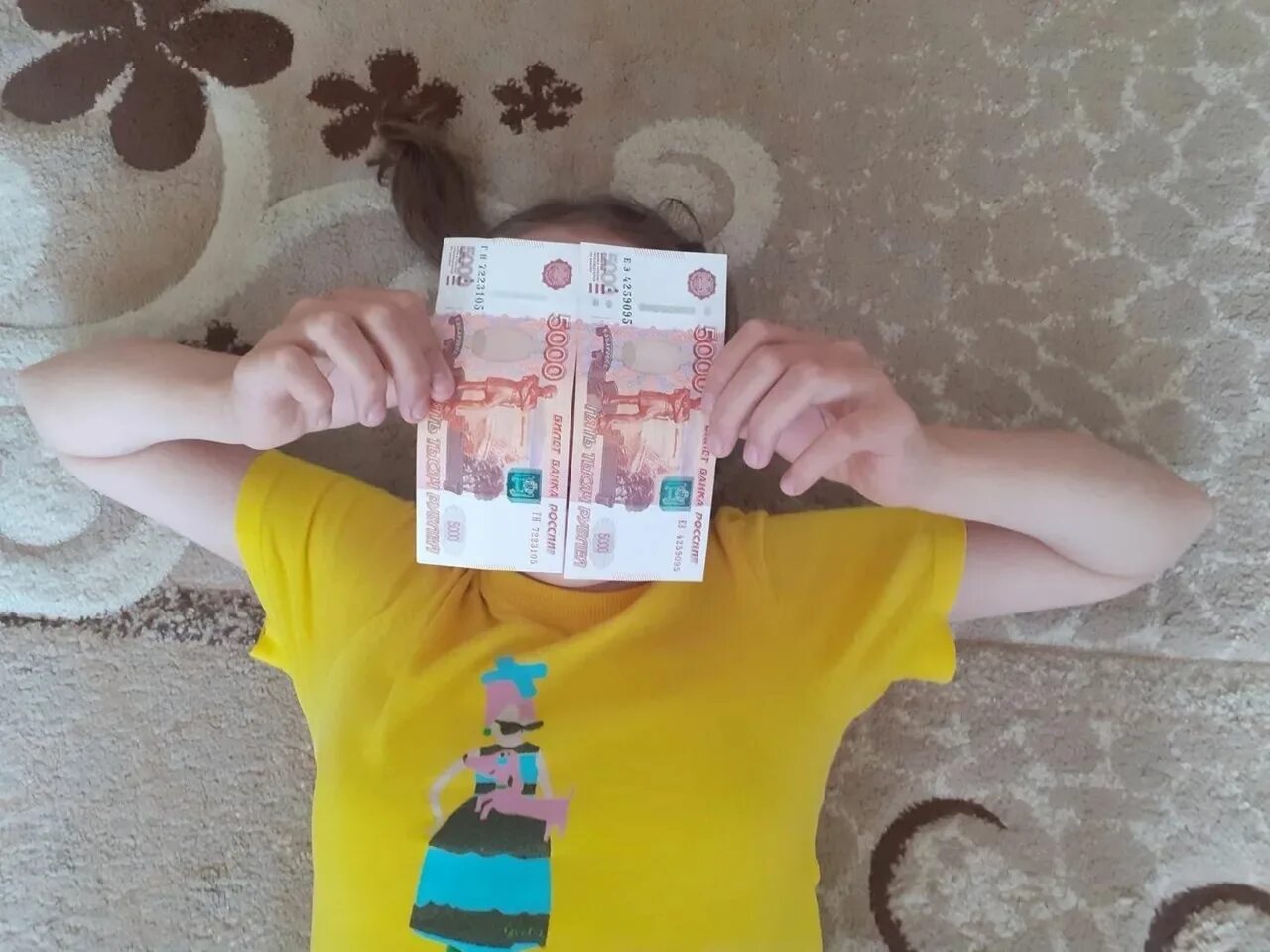 5 тысяч рублей к школе. Купюра 5000 рублей. Ребенок с рублями. Фальшивые купюры. 10 тысяч рублей школьникам.